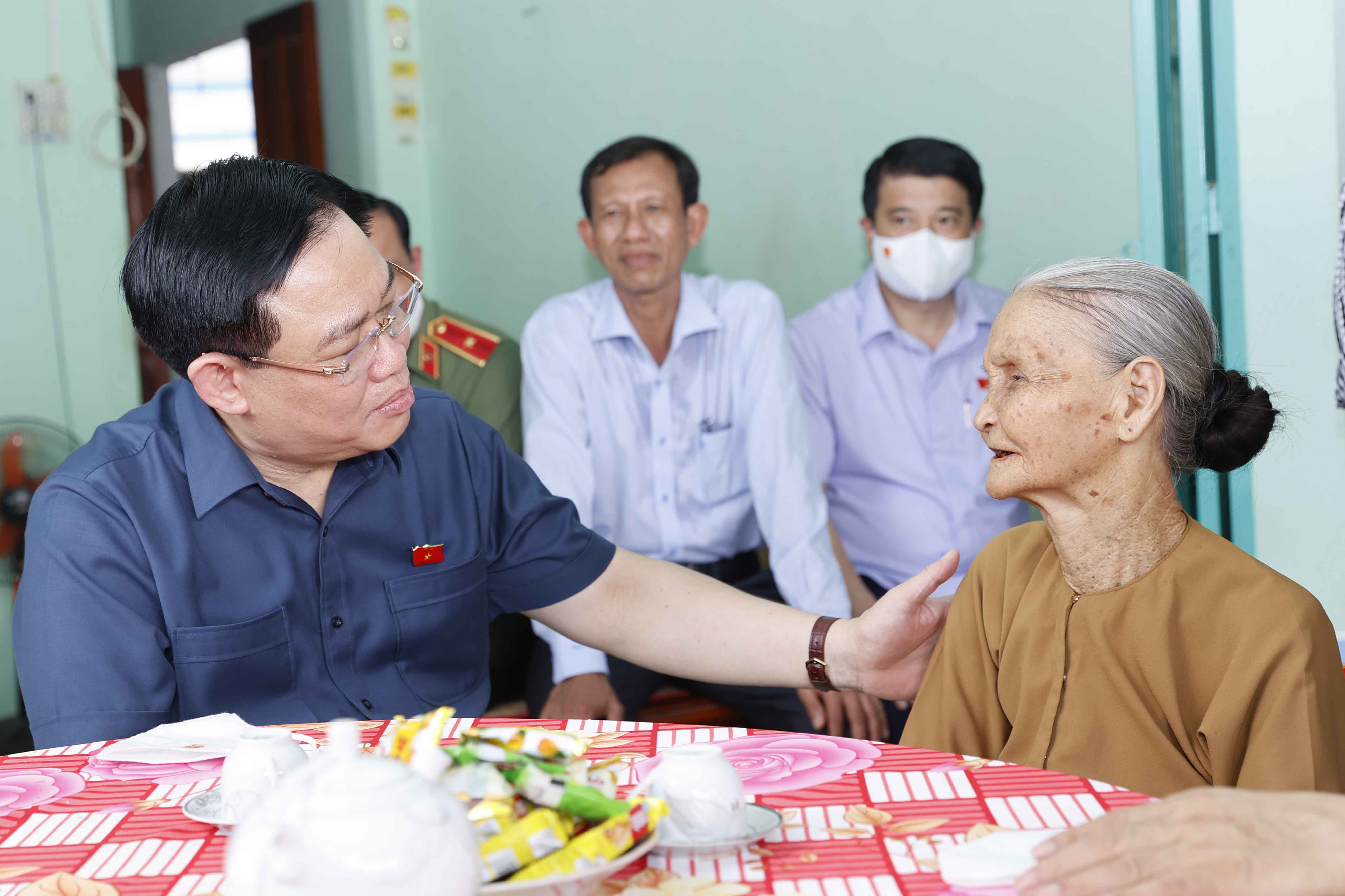 CHỦ TỊCH QUỐC HỘI VƯƠNG ĐÌNH HUỆ DÂNG HƯƠNG TƯỞNG NIỆM CÁC ĐỒNG CHÍ NGUYÊN LÃNH ĐẠO ĐẢNG, NHÀ NƯỚC VÀ THĂM MẸ VIỆT NAM ANH HÙNG